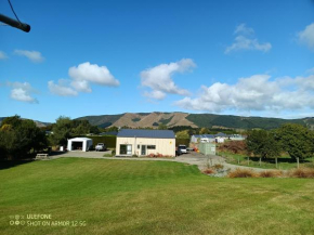 Flying Plate Saloon, Waimate